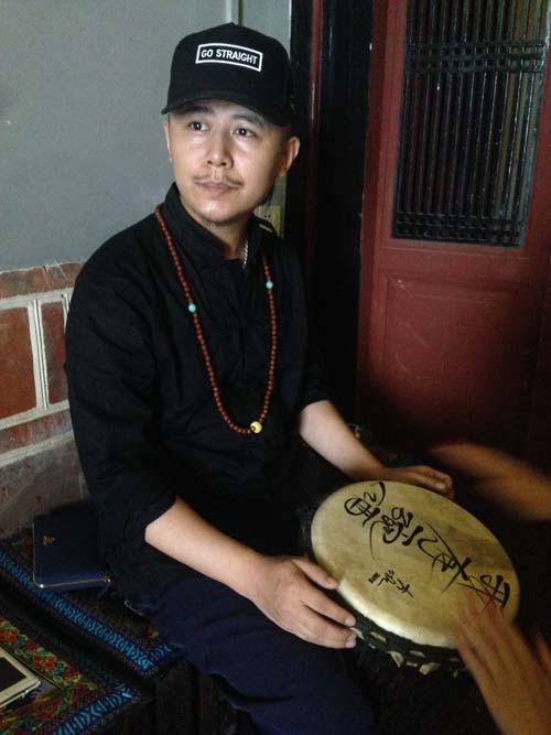 大冰对这张照片不满意,他的原话是"感觉像便秘"