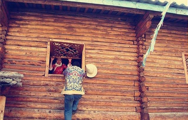 走婚是摩梭人的一种婚姻制度,也体现出摩梭人的女权社会特点.