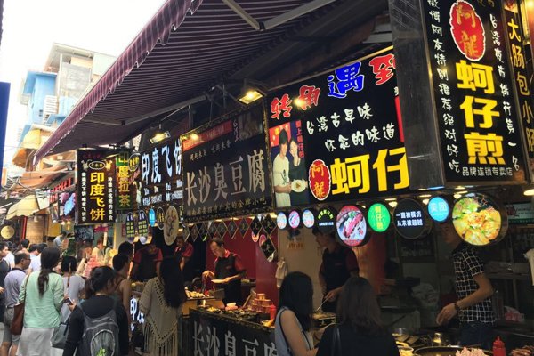 唯有美食不可辜负携伴步行在曾厝垵的街巷卸下行李寻一家温馨的文艺