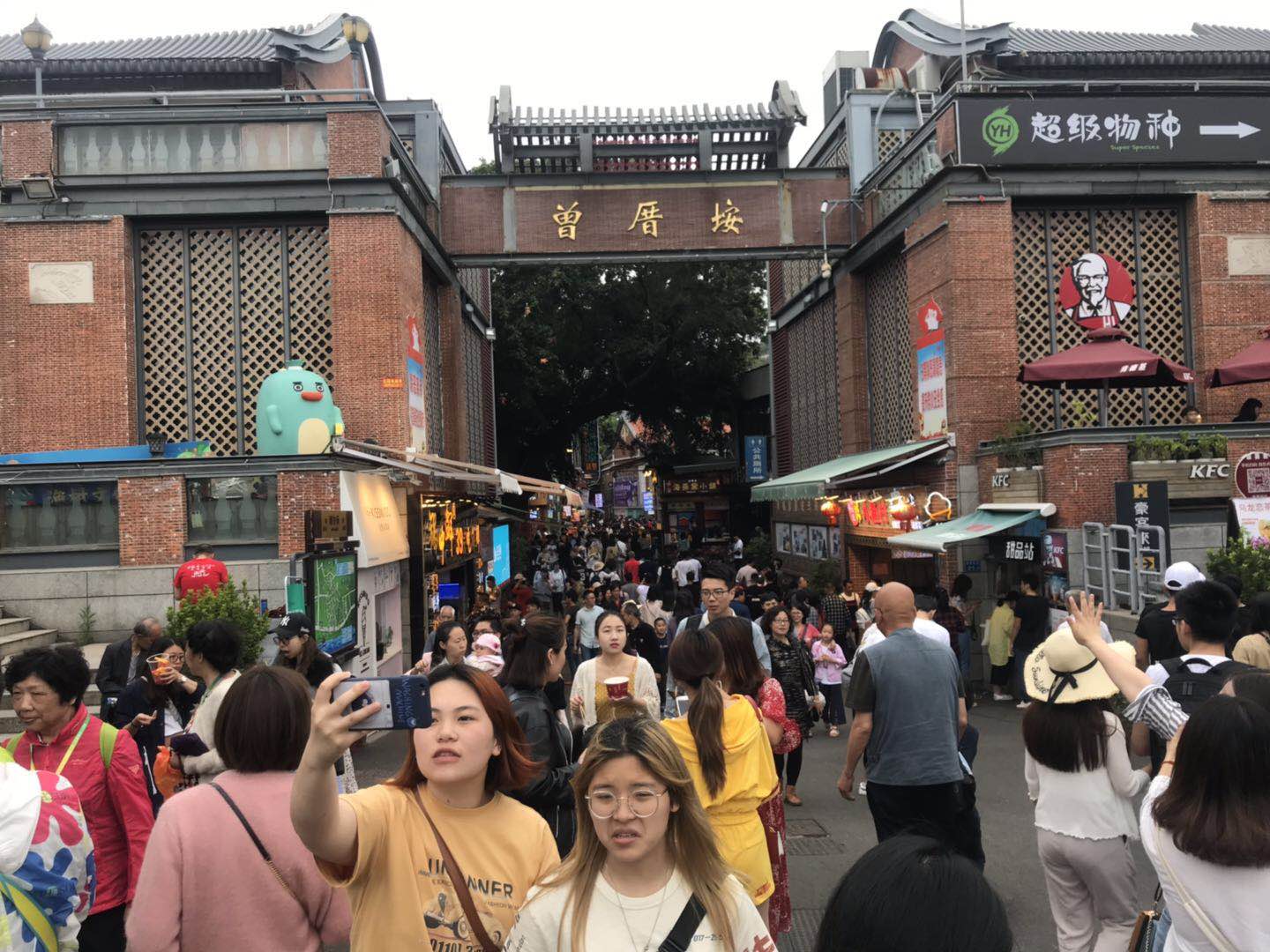 要知道五一假期厦门彻底火了曾厝垵c位出道了!简直被挤爆!